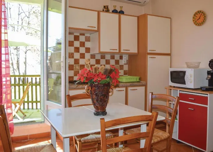 1 Bedroom Cozy In Appartement